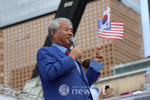 광화문. 전광훈 의장“대통령도 수사 받아야 한다 그런데 이재명 대통령, 말 바꾼 위선자”지적