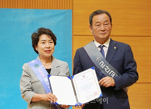 교회연합전도단 단장 장미선 목사에게 김도경 대표회장이 위촉장을 전달하고 있다.